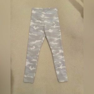 Athleta Women’s size XS Elation white Camo 7/8 Tight